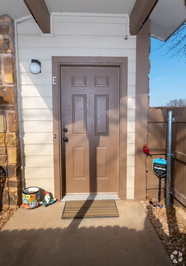 Building Photo - Clean Corner Unit In Shadow Mountain!