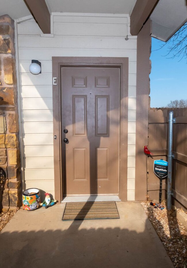 Building Photo - Clean Corner Unit In Shadow Mountain!