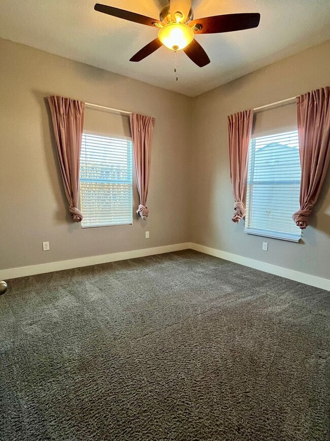 Building Photo - 3/2 Single Story Conveniently Located to D...