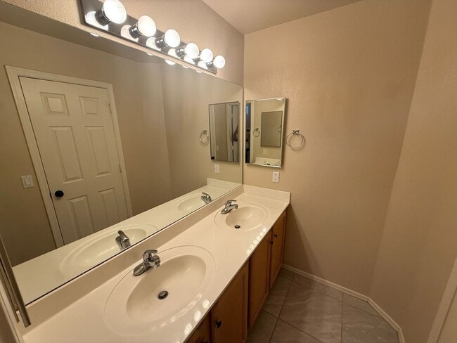 Building Photo - 3260 E Isabella Ave