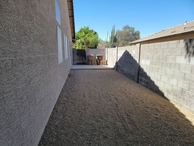 Building Photo - Updated 3 bed with 3-Garage in Bridlewood Subdivision