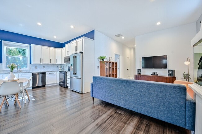 Building Photo - 3 Bedroom 2 Bath Steps near Beltline