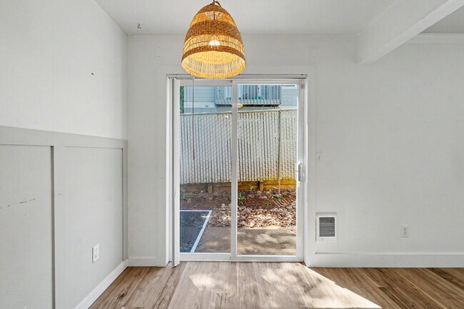 Building Photo - 5260-5262 Springcrest Drive