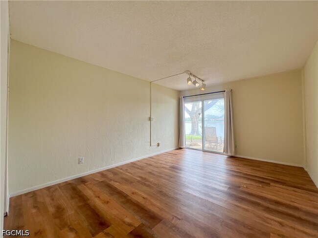 Building Photo - 4305 Island Cir