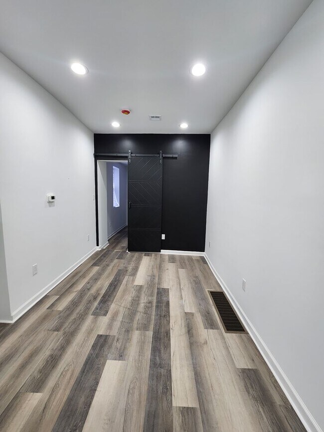 Building Photo - 5012 W Stiles St