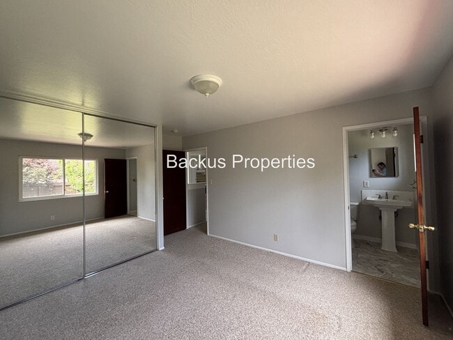 Building Photo - Three bedroom North Salinas Home on Linwoo...