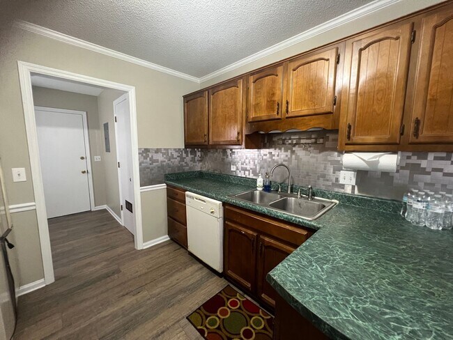 Building Photo - Centrally Located 3 Bedroom House