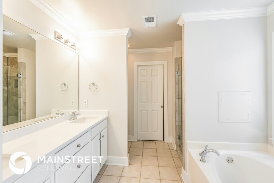 Building Photo - 6229 S Clubview Cir