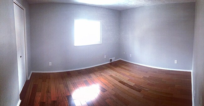 Building Photo - 2340 1/2 Buena Vista