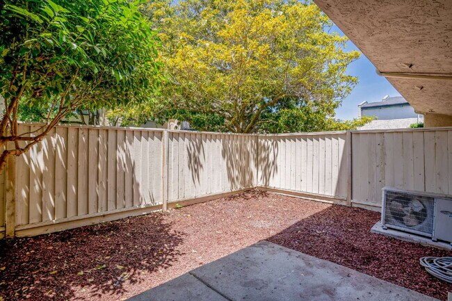 Building Photo - Spacious Condo in Santa Clara - Easy Commute!