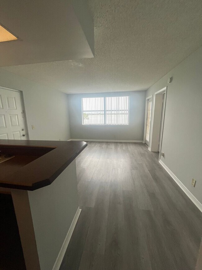 Building Photo - ONE BEDROOM ONE BATHROOM WITH LAKEVIEW!!!