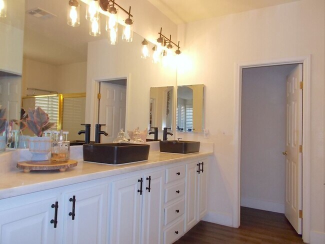 Building Photo - Stunning Fully Remodeled Luxury Home in Peccole Ranch