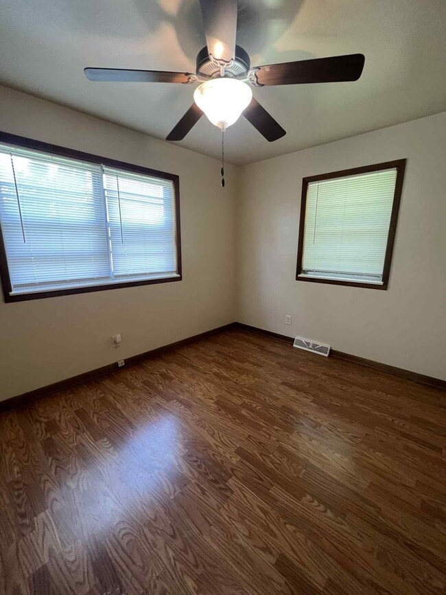 Building Photo - 601-607 Meadowmere Dr