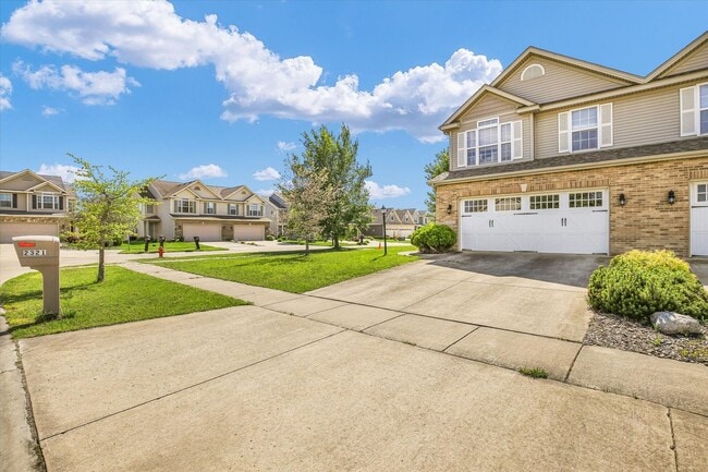 Building Photo - Updated 3 Bedroom Townhome in SW Champaign - Available 06/01/2026