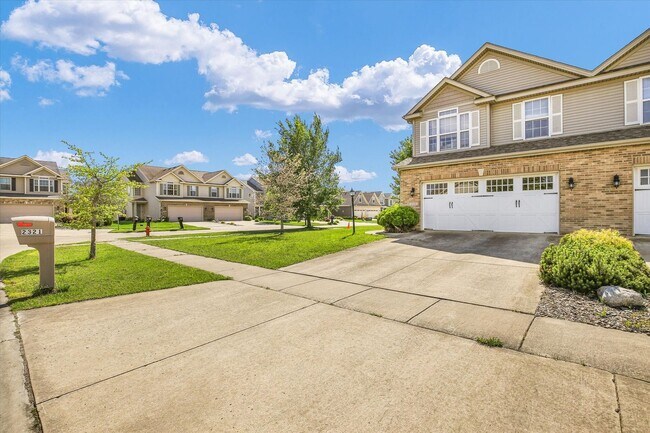 Building Photo - Updated 3 Bedroom Townhome in SW Champaign - Available 07/01/2026