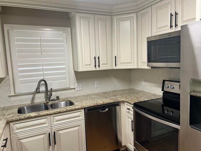 Building Photo - 370 Goldfinch Cove