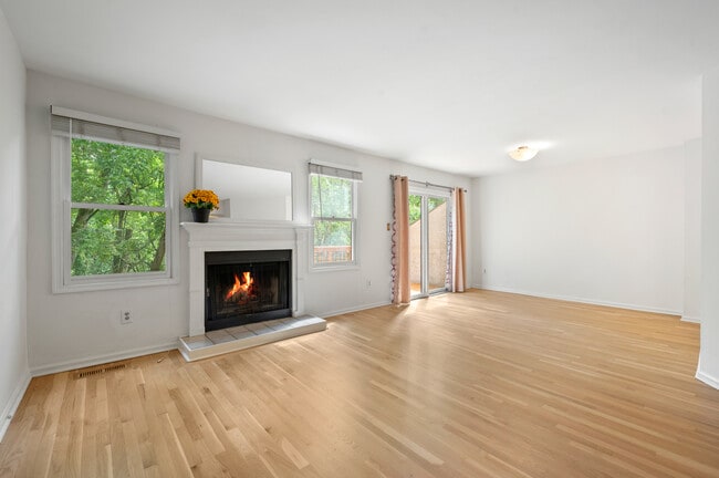 Building Photo - 13 Woodstream Dr