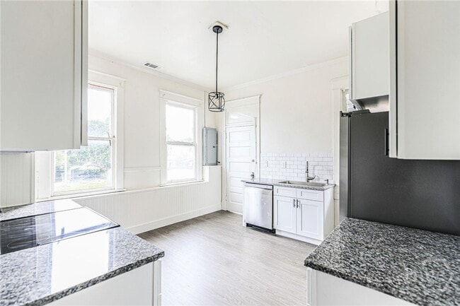 Building Photo - 316 W 40th St