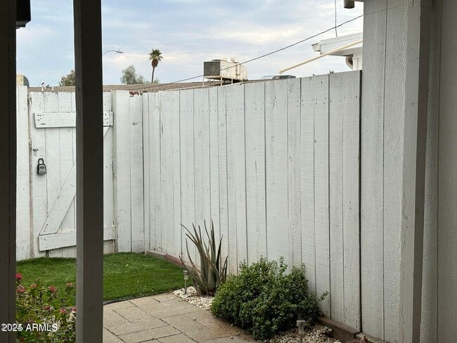 Building Photo - 10362 W Oakmont Dr