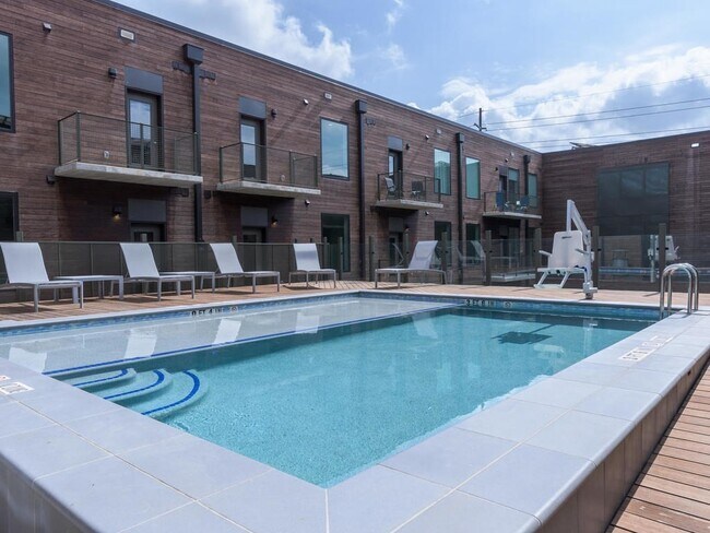 Building Photo - East Austin Studio! A Must See!