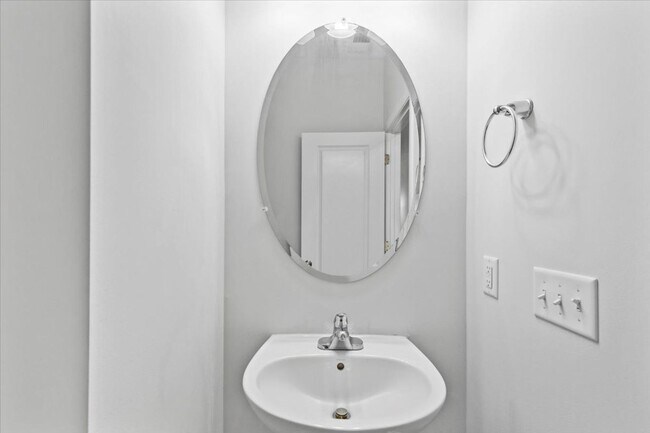Building Photo - The Commons Stunning Townhome - 3 Bed 2.5 ...