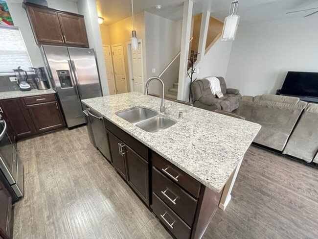 Building Photo - Beautiful Custom Townhome For Rent | Mount...