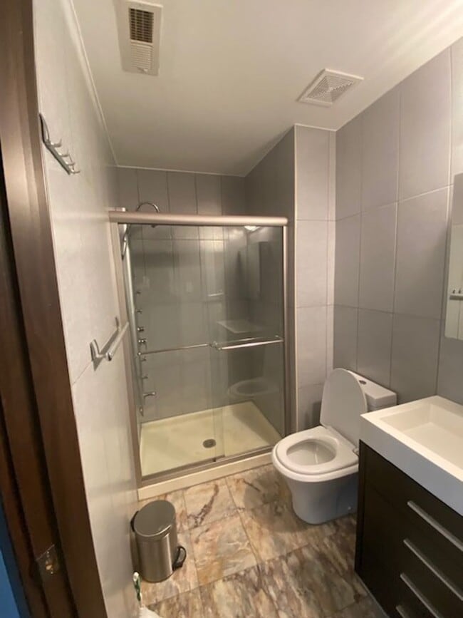 Building Photo - Two Bedroom Three Bathroom Condo in Holland