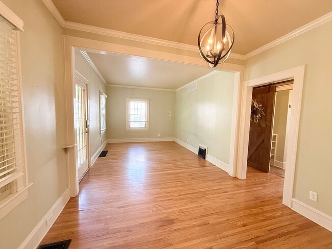 Building Photo - Beautifully updated 2 bed/2 bath in Bloomi...