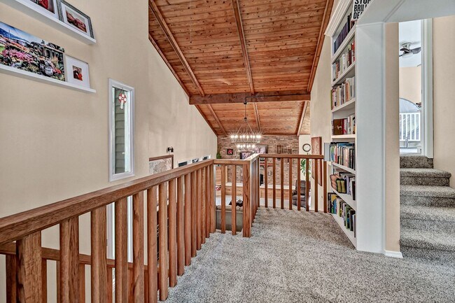 Building Photo - Cozy Hillside Boise Beauty Available 1/1/26!