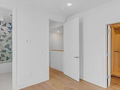 Building Photo - 2000 Beachwood Dr