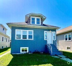 Building Photo - Delightful 4 Bed/1 Bath Single Family Home...