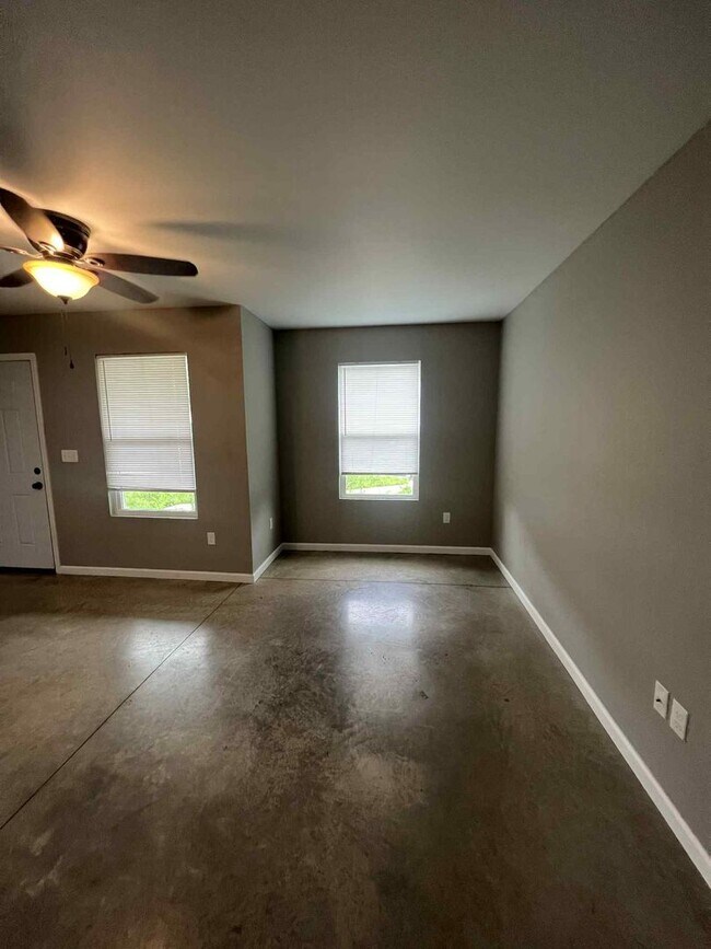 Building Photo - 206-208 N Wall Duplex
