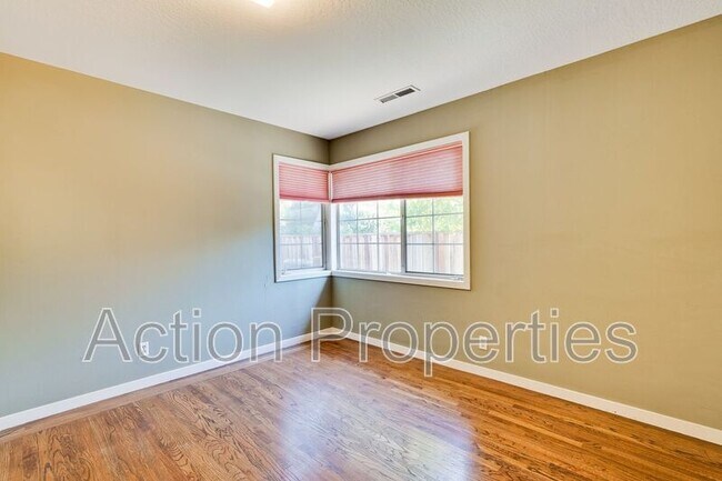 Building Photo - 290 Iris Way