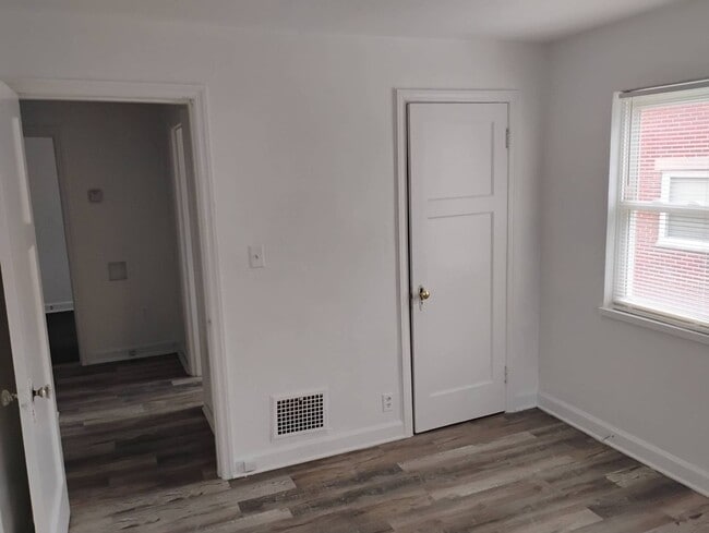 Building Photo - 238 E Beechwood Ave