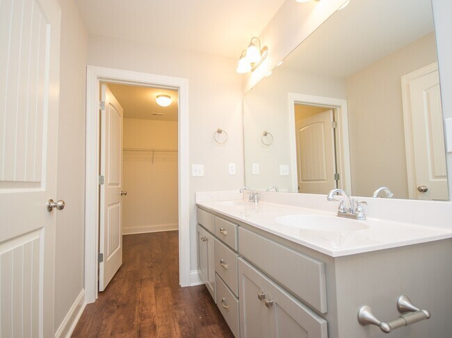 Building Photo - 17846 Sallows Dr