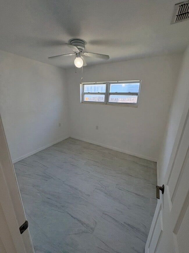 Building Photo - Tarpon Springs home close to downtown!