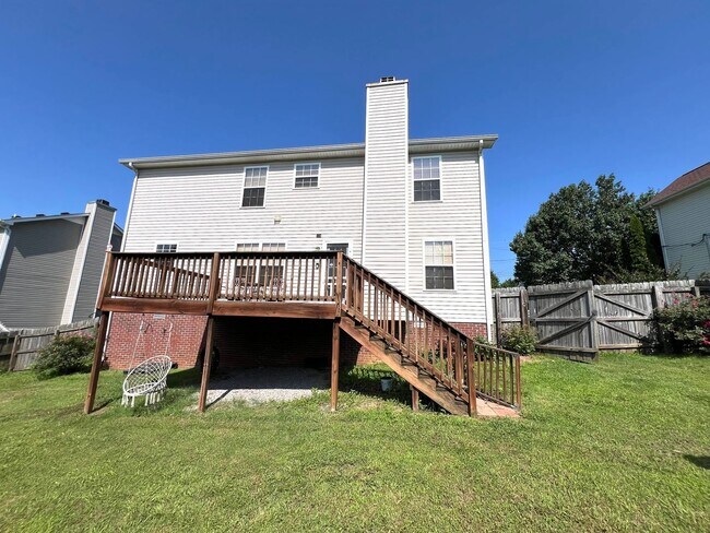Building Photo - 3 Bedroom 2 1/2 Bathroom Home with fenced ...
