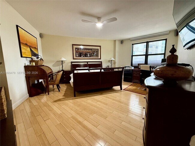 Building Photo - 1121 Crandon Blvd