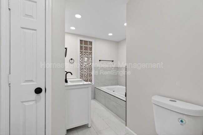 Building Photo - 4561 Laclede Ave