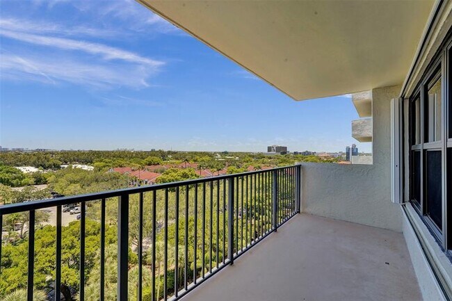 Building Photo - 3200 Port Royale Dr N