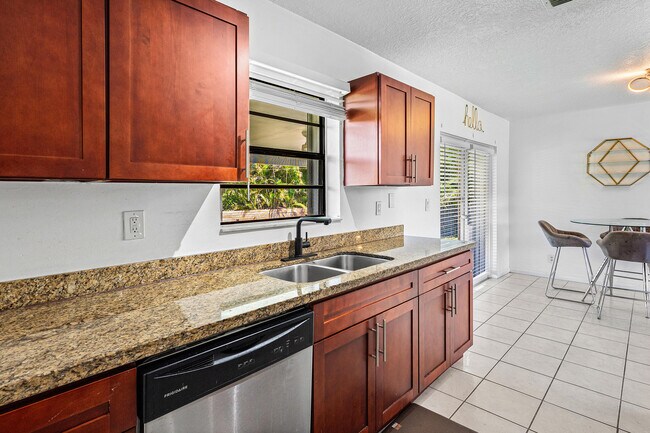 Building Photo - 3135 S Seacrest Blvd