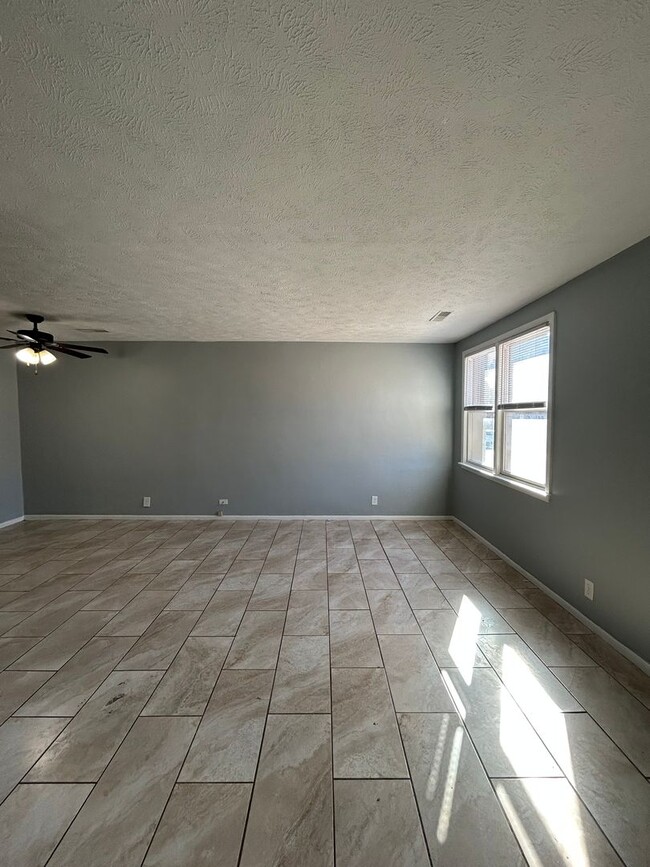 Building Photo - Private Entry, Cozy Comfort – 1 Bedroom, 1 Bathroom Home-Style Apartment