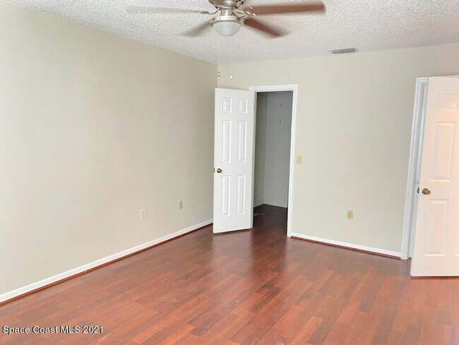 Building Photo - 281 Current Dr