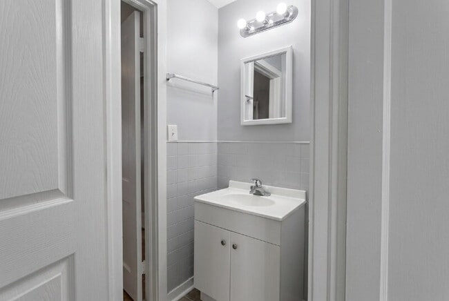 Building Photo - 352 Adams St