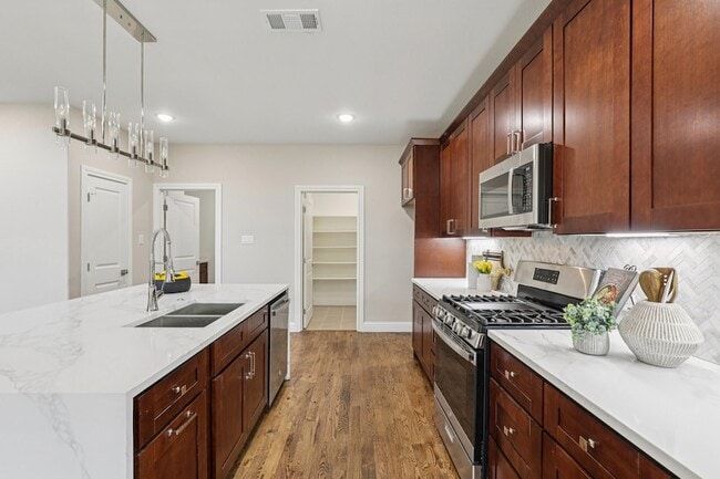 Building Photo - 1713 Highland Dr W