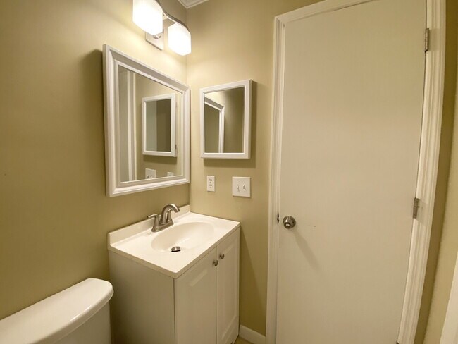 Building Photo - Two Bedroom Condo Located close to Everything Hilton Head Island has to Offer!
