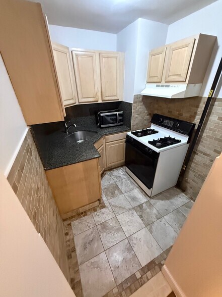 Building Photo - 930 E 7th St