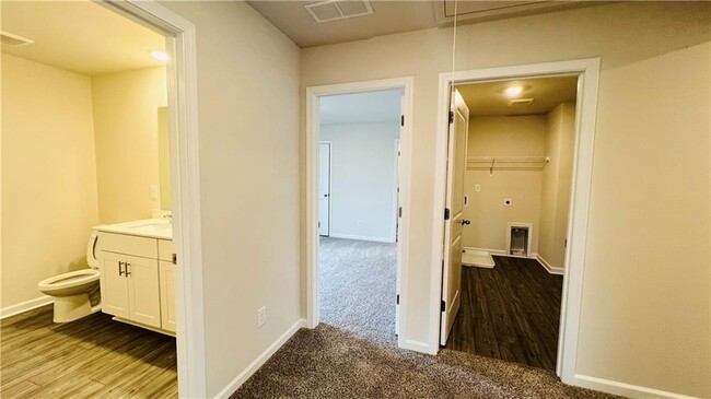 Building Photo - 6056 Hickory Crk Ct