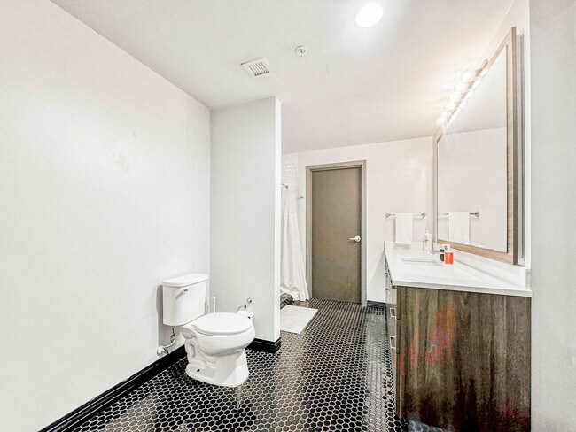 Building Photo - 555 Evergreen St