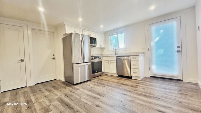 Building Photo - Modern 1 Bed, 1 Bath in Prime Roosevelt Location